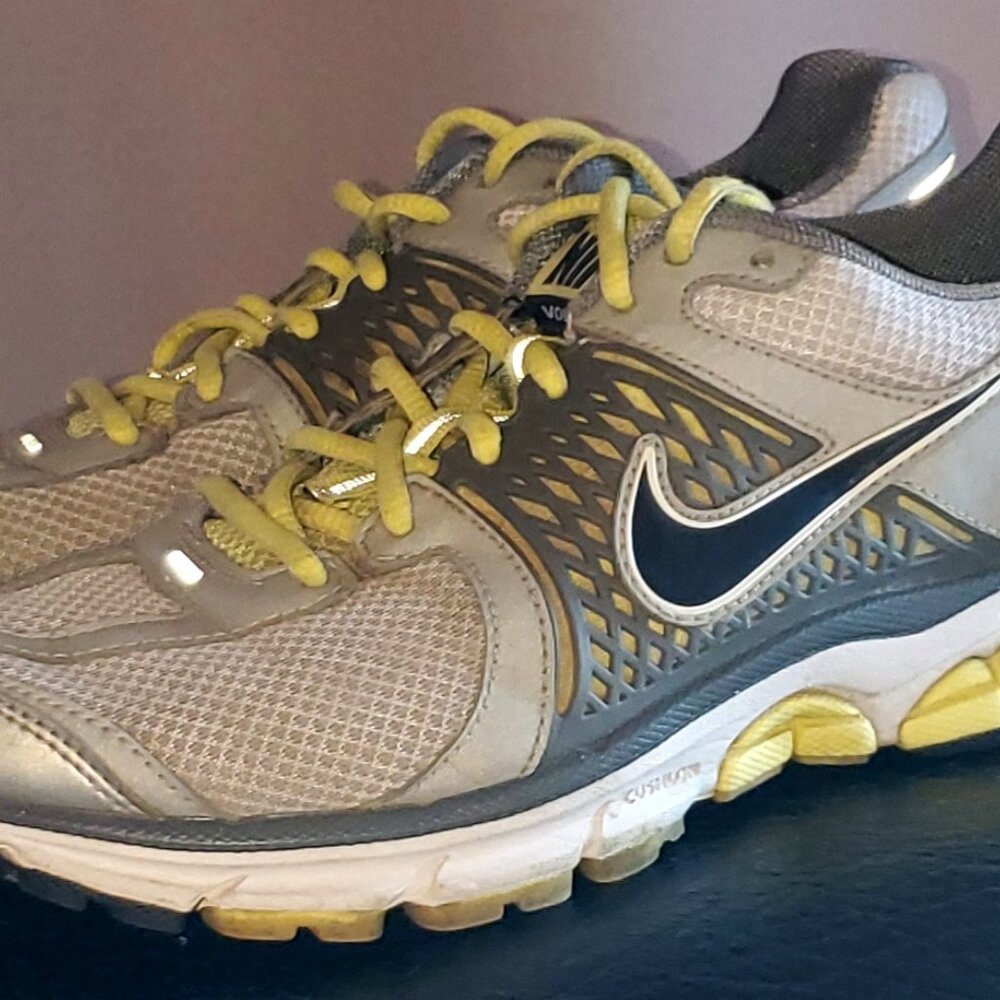 NIKE "ZOOM" Vomero 6 (Running Shoes, Men's Size: 9.5)